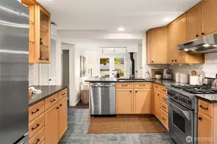 10944 23rd Ave NE, Seattle, WA 98125 - Photo 9