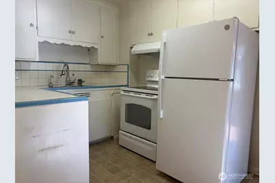 11225 Woodley Avenue S, Seattle, WA 98178 - Photo 3