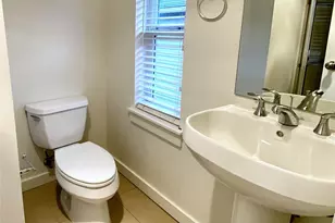 662 NE 40th St, Seattle, WA 98105 - Photo 9