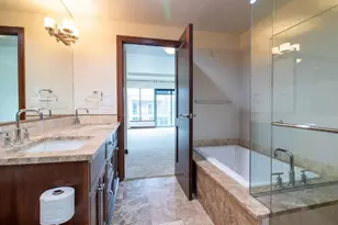 10660 NE 9th Pl, Bellevue, WA 98004 - Photo 13