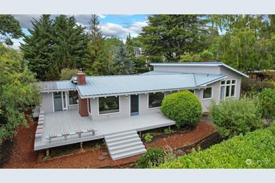 136 Ferncliff Avenue NE, Bainbridge Island, WA 98110 - Photo 1