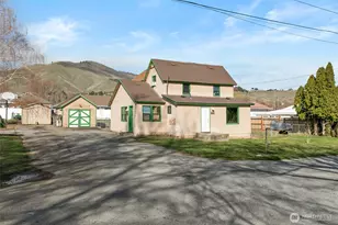 704 Woodward Dr, Wenatchee, WA 98801 - Photo 1