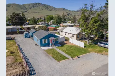 426 E Nixon Avenue, Chelan, WA 98816 - Photo 1