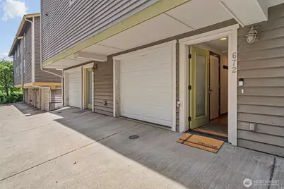 672 NE 40th St, Seattle, WA 98105 - Photo 1
