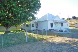 135 N 3rd Ave, Connell, WA 99326 - Photo 1