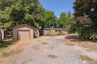 715 10th Street NE, East Wenatchee, WA 98802 - Photo 1