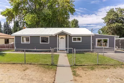 128 N June Avenue, East Wenatchee, WA 98802 - Photo 1