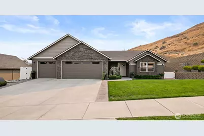 1955 Castlerock Avenue, Wenatchee, WA 98801 - Photo 1