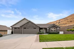 1955 Castlerock Ave, Wenatchee, WA 98801 - Photo 1