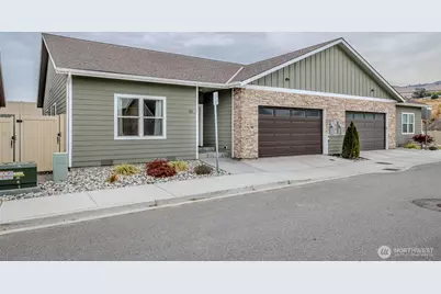 211 21st Street NW, East Wenatchee, WA 98802 - Photo 1