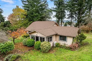 690 N 3rd Pl, Kalama, WA 98625 - Photo 1