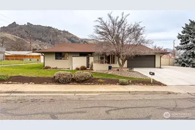 1320 Wedgewood Avenue, Wenatchee, WA 98801 - Photo 1
