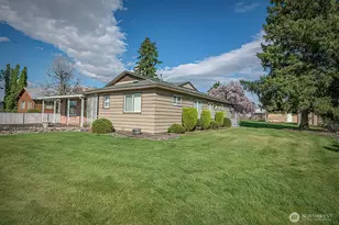 318 NE Lambert Ave, College Place, WA 99324 - Photo 1