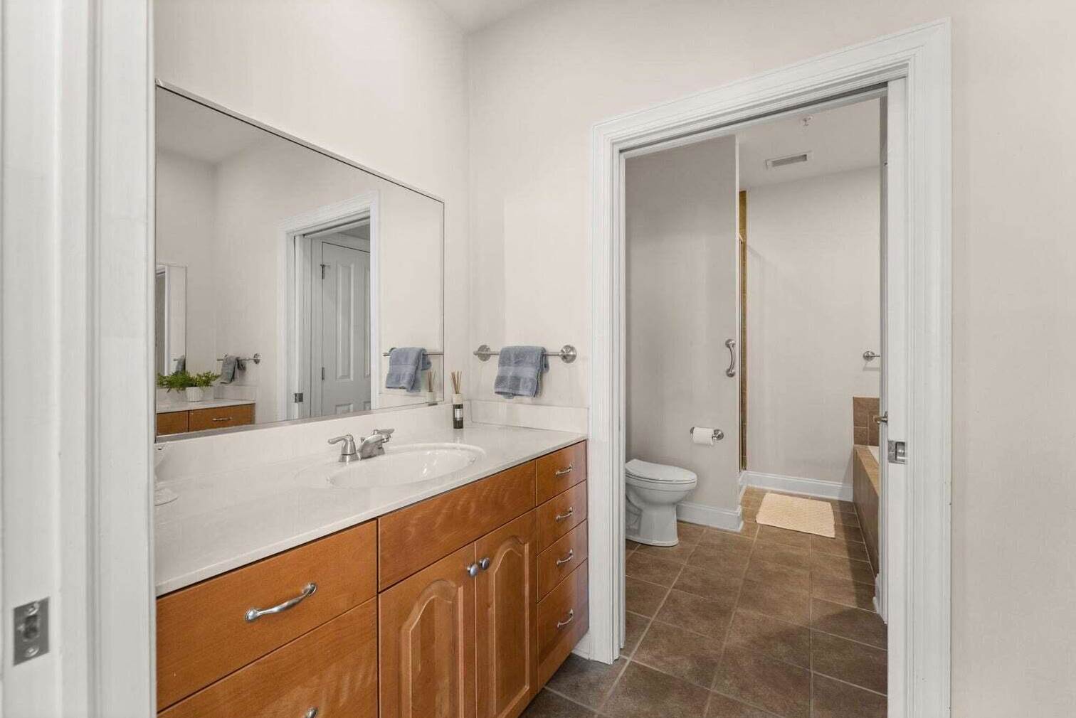 5559 Colonial Chatsworth Cir, Charleston SC  29418-2752 exterior