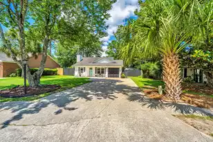 1382 Point Dr W, Mount Pleasant, SC 29466 - Photo 3