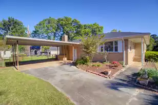 1084 Honeysuckle Ln, Charleston, SC 29412 - Photo 3