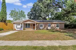 616 Center St, Mount Pleasant, SC 29464 - Photo 1