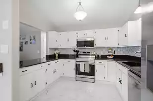 300 Spring Hill Ln, Mount Pleasant, SC 29464 - Photo 9
