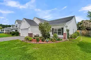 558 Holiday Dr, Summerville, SC 29483 - Photo 3