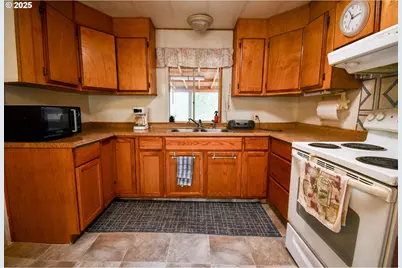 214 Thompson Rd, Riddle, OR 97469 - Photo 17