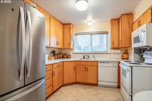 190 Hunsaker Ln, Eugene, OR 97404 - Photo 13