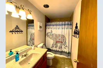911 Harlan St, Roseburg, OR 97471 - Photo 13