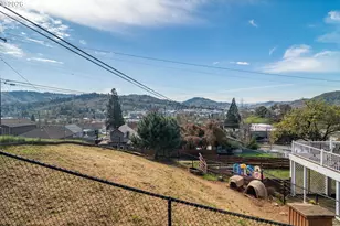 918 NE Malheur Ave, Roseburg, OR 97470 - Photo 37