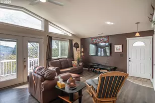 918 NE Malheur Ave, Roseburg, OR 97470 - Photo 3