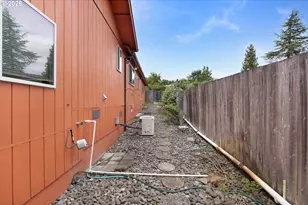 2219 NW Troost St, Roseburg, OR 97471 - Photo 25