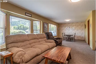 890 W Hickory St, Roseburg, OR 97471 - Photo 5