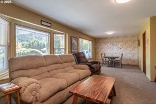 890 W Hickory St, Roseburg, OR 97471 - Photo 5