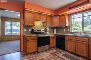 890 W Hickory St, Roseburg, OR 97471 - Photo 9