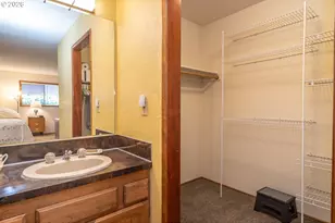 890 W Hickory St, Roseburg, OR 97471 - Photo 27
