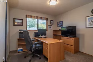 890 W Hickory St, Roseburg, OR 97471 - Photo 19