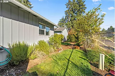 972 W L St, Springfield, OR 97477 - Photo 5