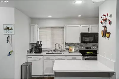 810 SE Locust St, Dundee, OR 97115 - Photo 9