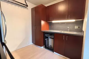 2020 SW Main St, Portland, OR 97205 - Photo 7