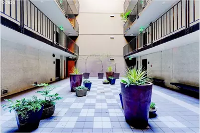 2020 SW Main St #402, Portland, OR 97205 - Photo 17