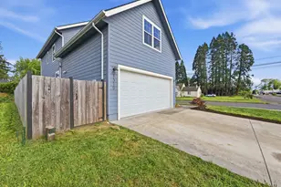 1310 Elm St, Junction City, OR 97448 - Photo 3