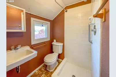 1118 SE Washington Ave, Roseburg, OR 97470 - Photo 29