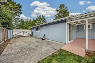 1142 9th St, Florence, OR 97439 - Photo 9