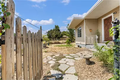 9221 SE Gladstone St, Portland, OR 97266 - Photo 1