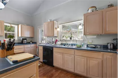 1380 SE Laurel Ct, Roseburg, OR 97470 - Photo 13