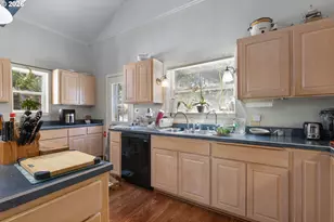 1380 SE Laurel Ct, Roseburg, OR 97470 - Photo 13