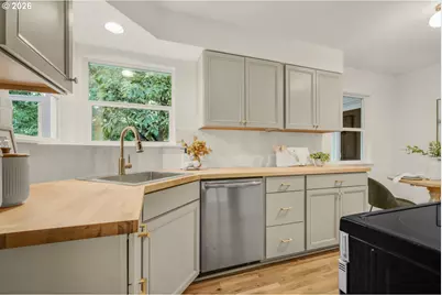 8907 SE Clay St, Portland, OR 97216 - Photo 9