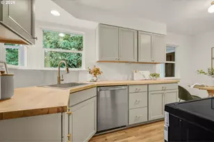 8907 SE Clay St, Portland, OR 97216 - Photo 9