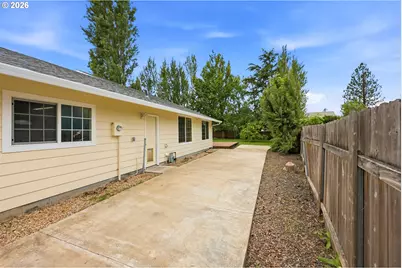 405 SE 21st St, Troutdale, OR 97060 - Photo 25