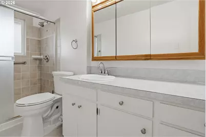 2049 W Hayes St, Woodburn, OR 97071 - Photo 17