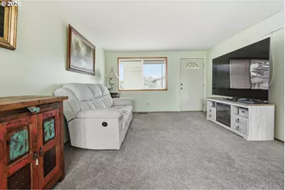 2049 W Hayes St, Woodburn, OR 97071 - Photo 7