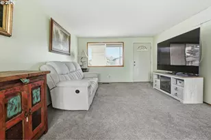 2049 W Hayes St, Woodburn, OR 97071 - Photo 7